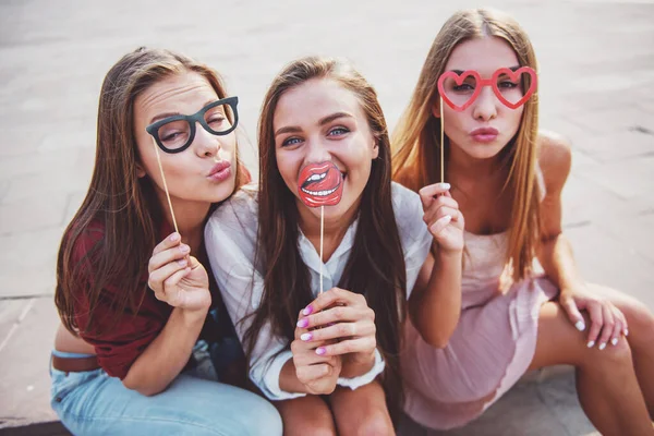 Tres Hermosas Mujeres Jóvenes Celebrando Cumpleaños Aire Libre —  Fotos de Stock