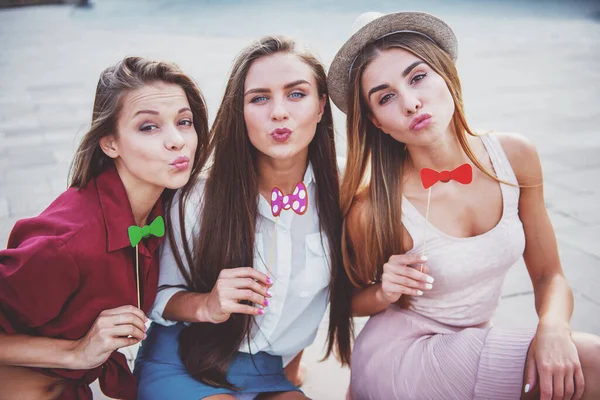 Drei Schöne Junge Frauen Die Freien Einen Geburtstag Feiern — Stockfoto