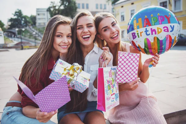 Três Belas Jovens Mulheres Comemorando Aniversário Livre — Fotografia de Stock