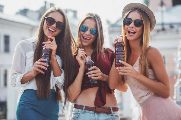 Três Belas Jovens Mulheres Bebendo Bebidas Livre — Fotografia de Stock