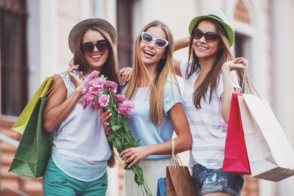 Winkelen Verkoop Gelukkige Mensen Toerisme Concept Drie Mooie Meisjes Zonnebril — Stockfoto