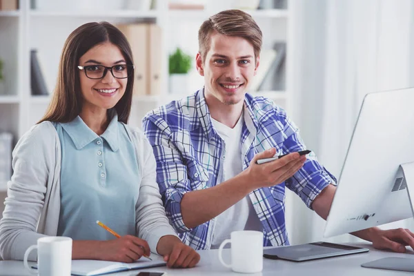 Giovani Programmatori Vestiti Casual Seduti Tavola Lavoro — Foto Stock