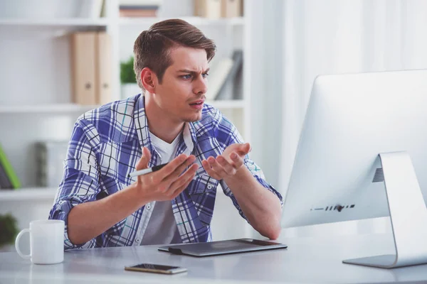 Young Male Programmer Dressed Casual Sitting Table Using Computer — Stock Photo, Image