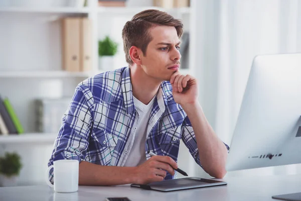 Joven Programador Masculino Vestido Casual Sentado Mesa Usando Computadora —  Fotos de Stock