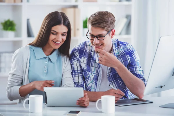 Jonge Programmeurs Drinken Koffie Het Gebruik Van Digitale Tablet Kantoorruimte — Stockfoto