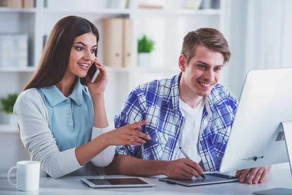 Jonge Aantrekkelijke Paar Zitten Aan Tafel Het Gebruik Van Computer — Stockfoto