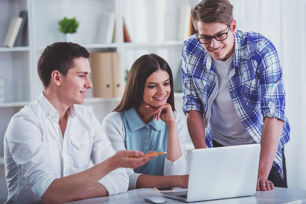 Grupo Jóvenes Programadores Sentados Oficina Discutiendo Proyecto — Foto de Stock