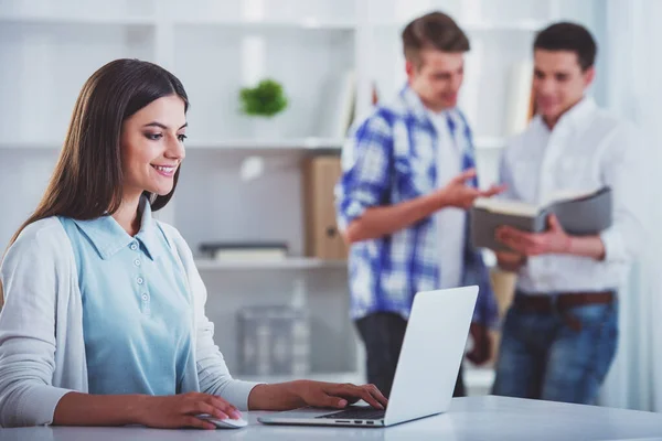 Mooi Meisje Zit Aan Tafel Met Behulp Van Laptop Kantoor — Stockfoto