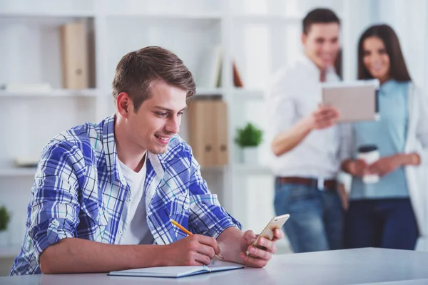 Joven Hombre Guapo Sentado Mesa Usando Teléfono Oficina — Foto de Stock