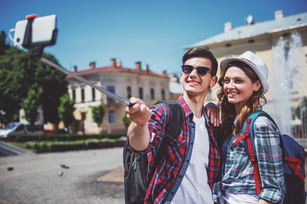 Onnelliset Matkustajat Tekevät Selfie Kadulla Vanhan Euroopan Kaupungin — kuvapankkivalokuva