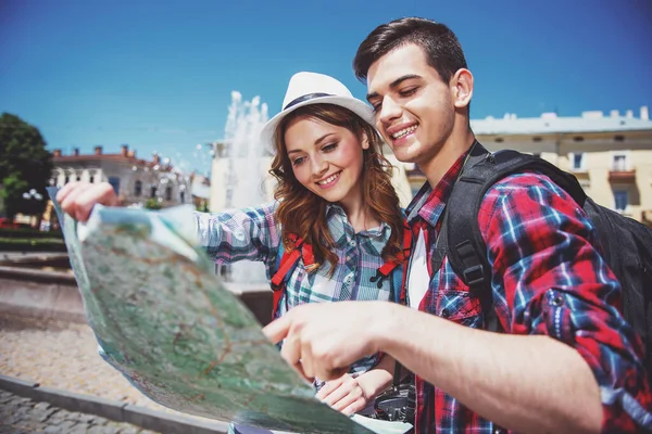 Junges Touristenpaar Das Einem Sonnigen Tag Der Stadt Die Landkarte — Stockfoto