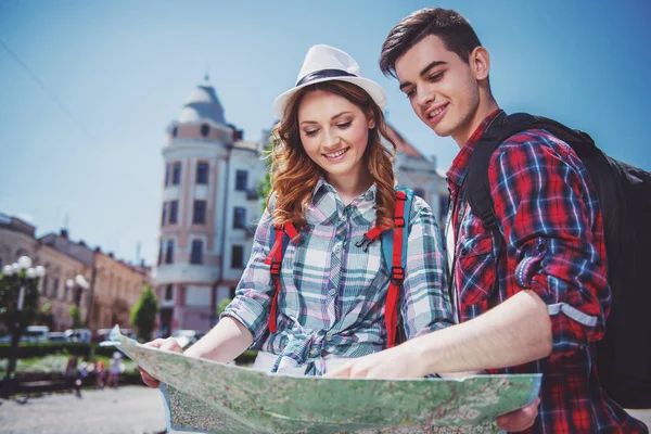 Jóvenes Viajeros Felices Que Visitan Ciudad Con Mapa Eurotrip — Foto de Stock