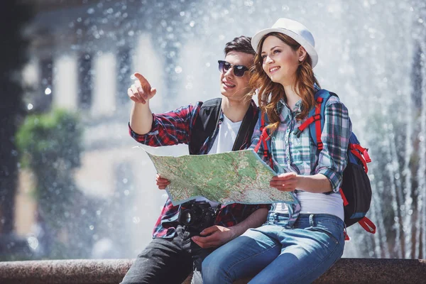 Genç Bir Turist Çift Onların Harita Yönünü Belirlemek Gitmek Istedikleri — Stok fotoğraf