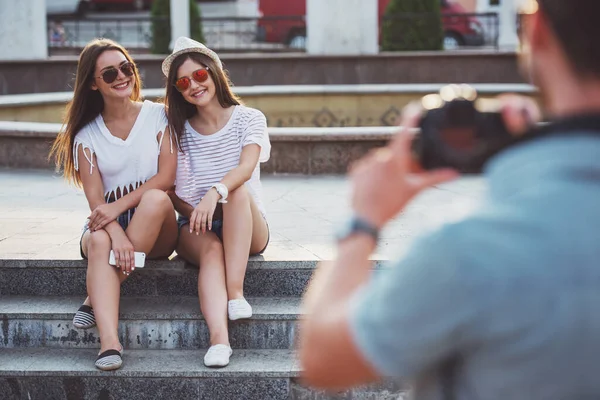 Conceito Amizade Lazer Pessoas Visão Traseira Jovem Está Tirando Fotos — Fotografia de Stock
