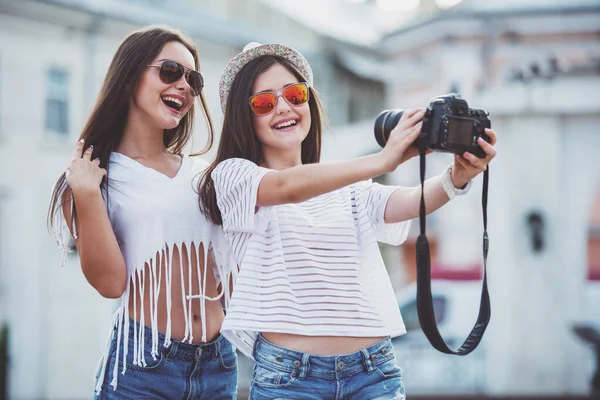 Dos Chicas Alegres Están Tomando Foto Selfie Con Cámara Fotográfica — Foto de Stock