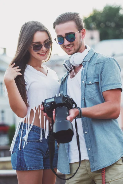 Молодая Счастливая Пара Смотрит Фотокамеру Улице Городе — стоковое фото