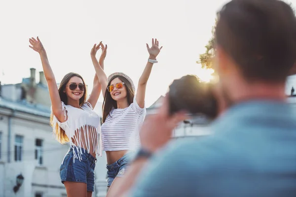 Concepto Amistad Ocio Gente Vista Trasera Del Joven Está Tomando — Foto de Stock