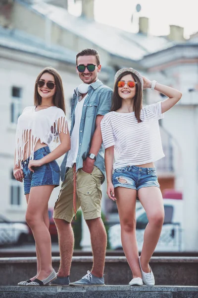 Barátság Szabadidő Nép Fogalmát Fiatalok Időt Töltenek Együtt Jelentő Mosolyogva — Stock Fotó
