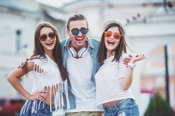 Conceito Amizade Lazer Pessoas Jovens Passam Tempo Juntos Posando Sorrindo — Fotografia de Stock