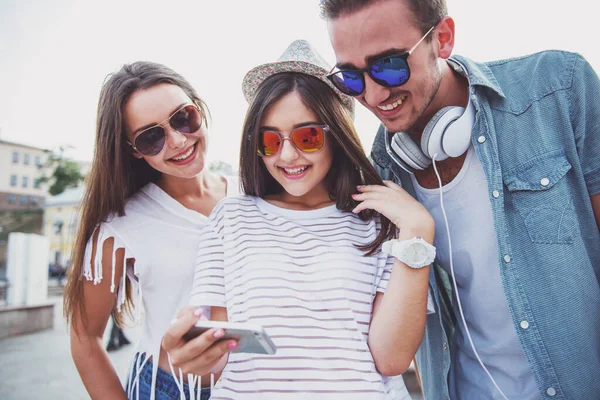 Amistad Ocio Tecnología Concepto Personas Los Jóvenes Están Tomando Fotos — Foto de Stock