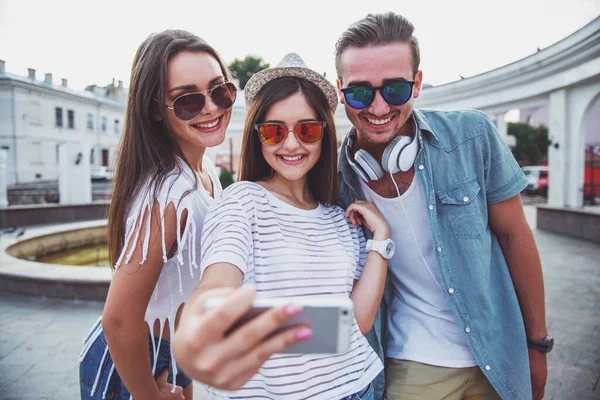 Vänskap Fritid Teknik Och Människor Koncept Unga Människor Tar Selfie — Stockfoto