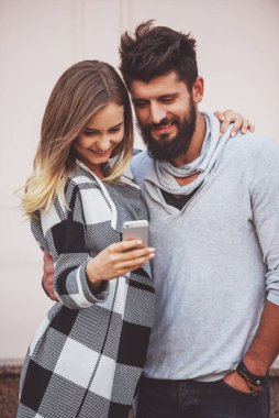 Şehirde bir yolda genç mutlu çift