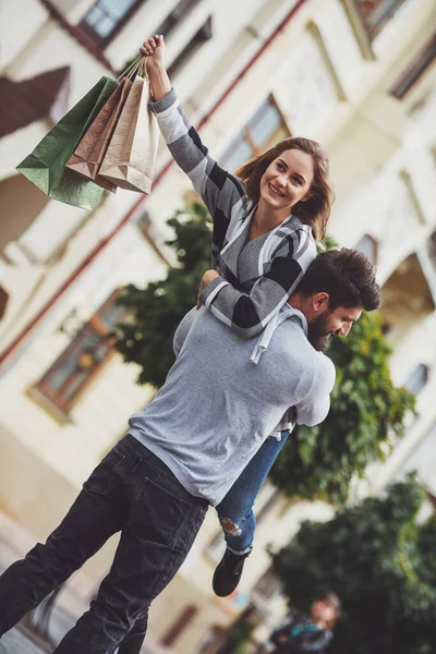 Młody Szczęśliwa Para Torby Zakupy Podczas Spaceru Mieście — Zdjęcie stockowe