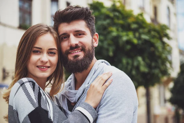 Junges Glückliches Paar Bei Einem Spaziergang Der Stadt — Stockfoto