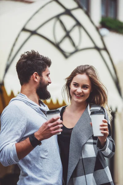 市内の散歩の幸せカップル — ストック写真