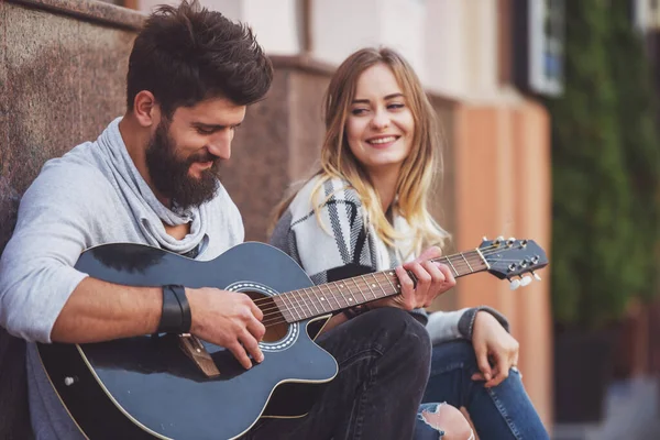 Genç Mutlu Bir Çift Şehirde Bir Merdiven Üzerinde Duran Gitar — Stok fotoğraf