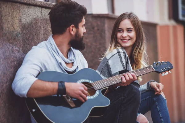 Portret Młodego Szczęśliwa Para Gra Gitarze Stojąc Drabinie Mieście — Zdjęcie stockowe