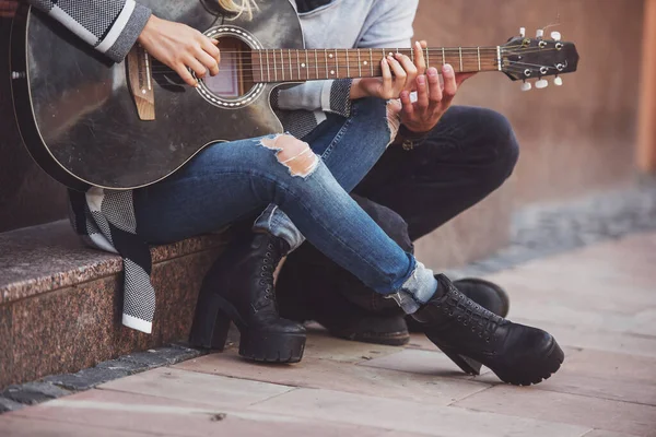 Porträtt Ung Lyckliga Paret Spelar Gitarr Medan Stod Stege Staden — Stockfoto