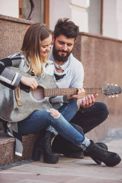 Portrait Jeune Couple Heureux Jouant Guitare Debout Sur Une Échelle — Photo