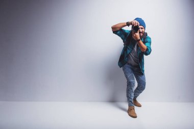 Sakallı, stüdyoda çalışırken genç neşeli fotoğraf