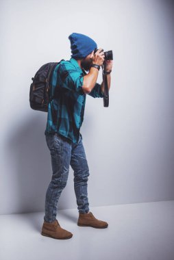 Sakallı, stüdyoda çalışırken genç neşeli fotoğraf