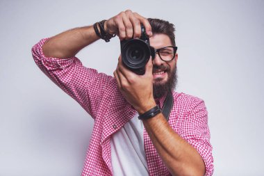 Sakallı, stüdyoda çalışırken genç neşeli fotoğraf