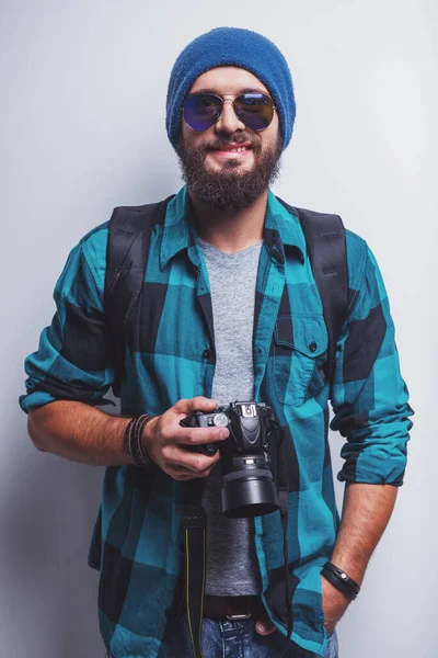 Jovem Fotógrafo Alegre Com Barba Enquanto Trabalhava Estúdio — Fotografia de Stock