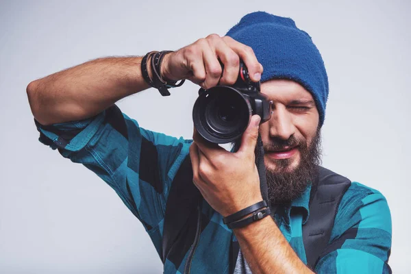 Молодий Веселий Фотограф Бородою Працюючи Студії — стокове фото