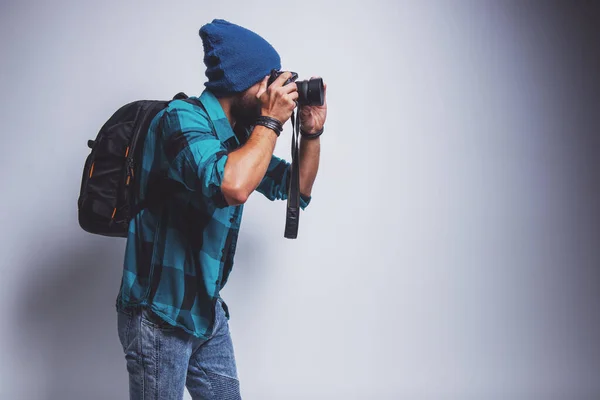 Joven Fotógrafo Alegre Con Barba Mientras Trabaja Estudio —  Fotos de Stock