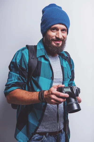 Jovem Fotógrafo Alegre Com Barba Enquanto Trabalhava Estúdio — Fotografia de Stock