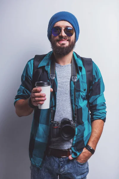 Молодий Веселий Фотограф Бородою Працюючи Студії — стокове фото