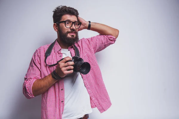 Joven Fotógrafo Alegre Con Barba Mientras Trabaja Estudio — Foto de Stock