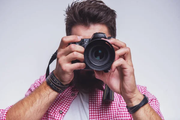 Giovane Fotografo Allegro Con Barba Mentre Lavora Studio — Foto Stock