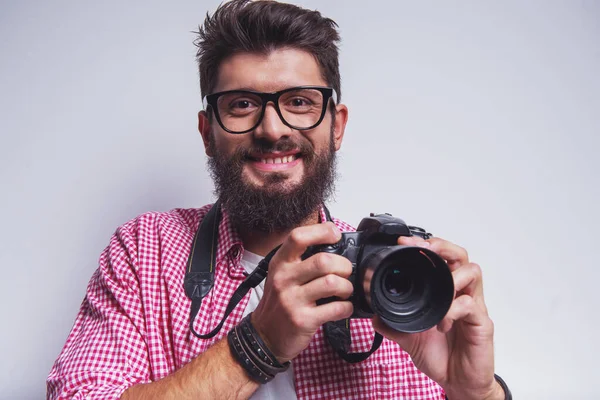 Jeune Photographe Joyeux Avec Barbe Tout Travaillant Studio — Photo