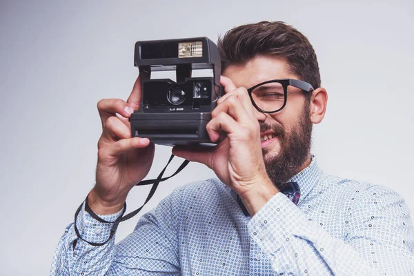 Junge Fröhliche Fotografin Mit Bart Während Sie Atelier Arbeitet — Stockfoto