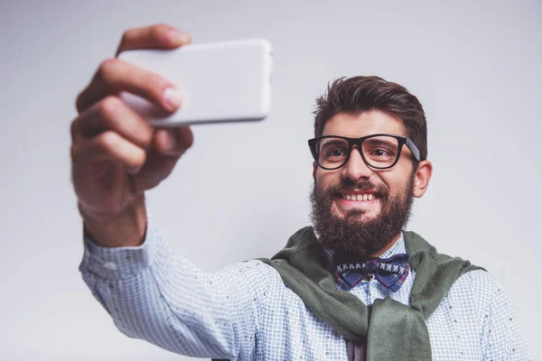 Retrato Joven Empresario Con Barba Sobre Fondo Gris Estudio Rodaje —  Fotos de Stock