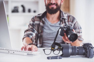 Onun ofisinde çalışırken sakallı genç neşeli fotoğraf