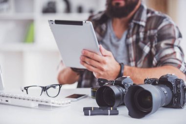 Onun ofisinde çalışırken sakallı genç neşeli fotoğraf