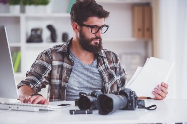 Onun ofisinde çalışırken sakallı genç neşeli fotoğraf