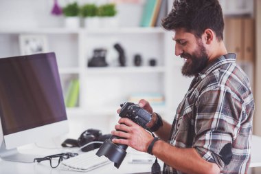 Onun ofisinde çalışırken sakallı genç neşeli fotoğraf